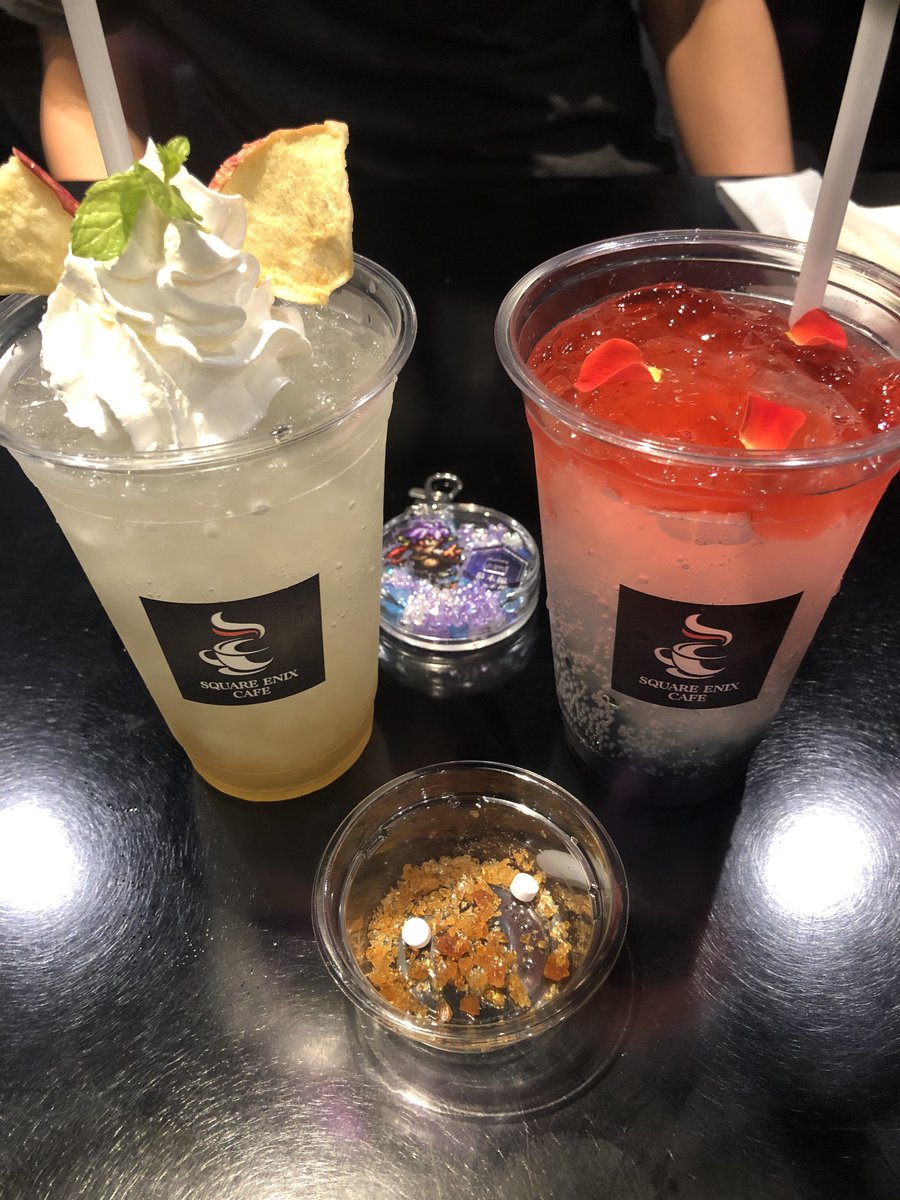 log_tadaima's tweet image. 先日兄者とスクエニカフェへ行って参りました。 
次は35周年かな？1年刻みでやってくれても全然ええんですけど！！