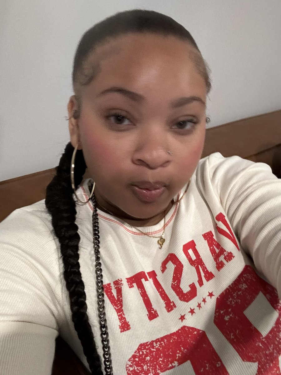 TiaraMinae's tweet image. i forgot to tell yall im no longer 4 eyes😢 #contacts