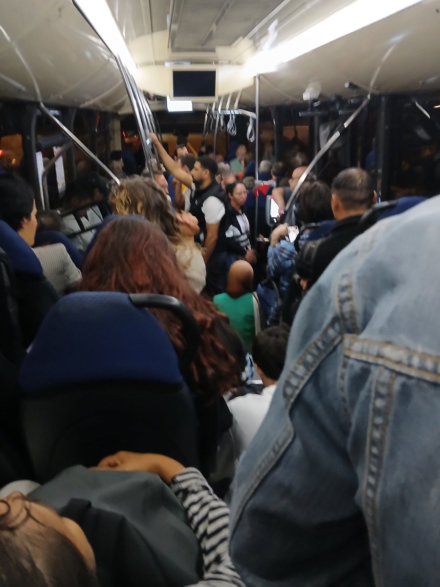 Quatre semianalfabets de la política diuen que faig demagògia quan defenso que Mataró pateix un excés de gent. Una ciutat que no ha crescut al ritme de la seva població amb els serveis que  necessita. Aquest és l'autocar <a href="/MoventisInfo/">Moventis</a> que a les 06h. porta els treballadors a BCN.