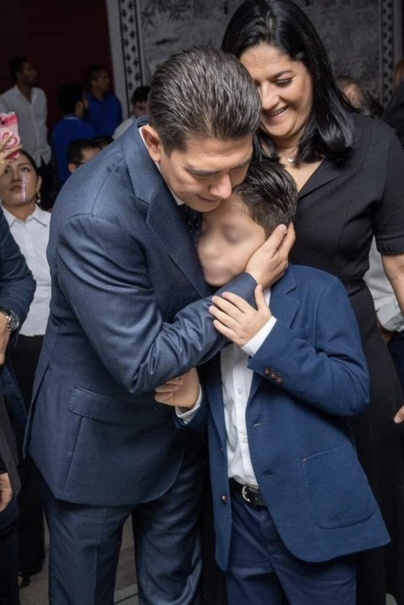 Y quién le explica a este pequeño que asesinaron a su padre por querer cambiar el rumbo de #Chilpancingo #Guerrero?? Y díganme cómo hacemos para que no accese a internet, vea el cruel desenlace de su progenitor  y sobretodo lo traumaticen esas imágenes que circulan libremente en