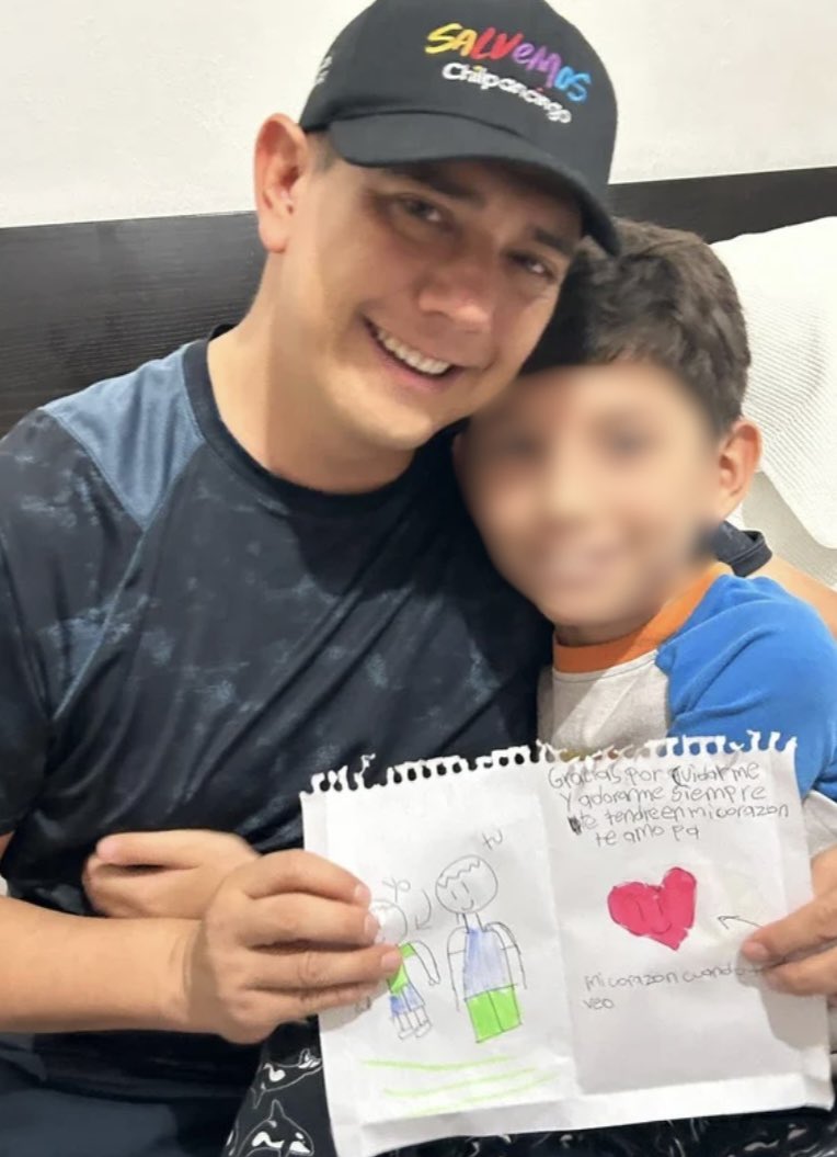 Maura_Arredondo's tweet photo. Y quién le explica a este pequeño que asesinaron a su padre por querer cambiar el rumbo de #Chilpancingo #Guerrero?? Y díganme cómo hacemos para que no accese a internet, vea el cruel desenlace de su progenitor  y sobretodo lo traumaticen esas imágenes que circulan libremente en la web. #DEP @AlejandroArcosC y sigue abrazando, guiando y cuidando de tu pequeño.
#MeDuelesGuerrero
#JusticiaParaAlejandroArcos
