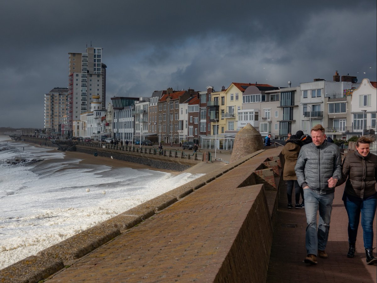 Ons land ligt veilig achter duinen, dijken en dammen. Toch blijft de kans op overstromingen bestaan. Weet jij wat je moet doen als er een overstroming dreigt? Kijk op voor meer informatie: zeelandveilig.nl/gevaren/overst….