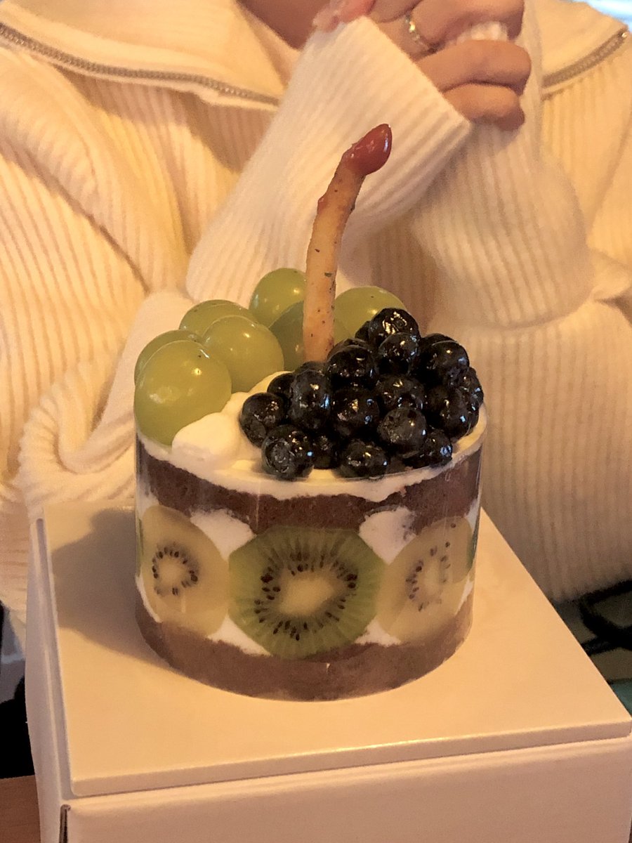 badainforest's tweet photo. 팍팍한 세상에서 감자튀김에 케찹 찍어 꽂아 줘도 진지하게 소원 비는 친구가 옆에 있다는 게 참 좋은 듯….. https://t.co/wA3Cp9eWoo