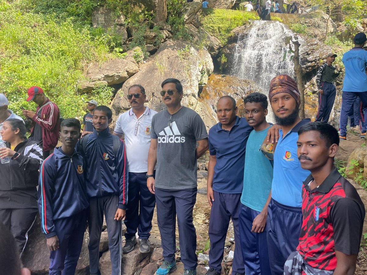 Hyd_Headlines's tweet photo. 450 NCC cadets from AP, TG, KA, Goa, TN, &amp; PY are trekking through #ArakuValley, guided by Col Gopendra. Air Commodore VM Reddy, Deputy Director General of NCC (AP &amp; TG), Celebrating their journey of resilience &amp; teamwork! @NccDteAPandT @dprohyd @DefenceMinIndia @HQ_DG_NCC https://t.co/nLdob2boZV