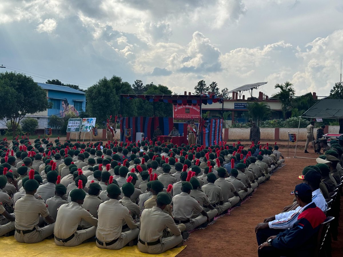 Hyd_Headlines's tweet photo. 450 NCC cadets from AP, TG, KA, Goa, TN, &amp; PY are trekking through #ArakuValley, guided by Col Gopendra. Air Commodore VM Reddy, Deputy Director General of NCC (AP &amp; TG), Celebrating their journey of resilience &amp; teamwork! @NccDteAPandT @dprohyd @DefenceMinIndia @HQ_DG_NCC https://t.co/nLdob2boZV