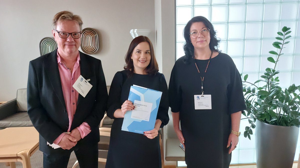 Jari J Hakanen (@jari_hakanen) on Twitter photo Eilen luovutimme ministeri <a href="/sannigrahn/">Sanni Grahn-Laasonen 🇺🇦</a>'lle raporttimme #työuupumus'kseen liittyvistä käytännöistä 10 Euroopan maassa sekä 9 suositusta sitkeän ongelman ratkomiseksi Suomessa. Eiköhän paranneta työkäytäntöjä joka työpaikalla! <a href="/tyoterveys/">Työterveyslaitos</a> Ks. tarkemmin: ttl.fi/ajankohtaista/… Eilen luovutimme ministeri <a href="/sannigrahn/">Sanni Grahn-Laasonen 🇺🇦</a>'lle raporttimme #työuupumus'kseen liittyvistä käytännöistä 10 Euroopan maassa sekä 9 suositusta sitkeän ongelman ratkomiseksi Suomessa. Eiköhän paranneta työkäytäntöjä joka työpaikalla! <a href="/tyoterveys/">Työterveyslaitos</a> Ks. tarkemmin: ttl.fi/ajankohtaista/…