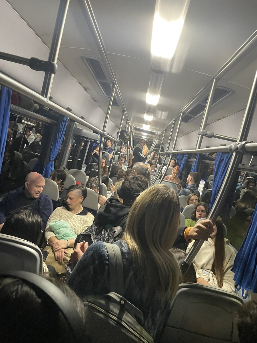 RizaPi's tweet photo. @sagalesbus otro día de pie en el pasillo en el bus e9 caldes -Barcelona ! Seguridad vial ??? #e9 Si hubiese un accidente que puede pasar??? https://t.co/8L0VVDnPCS