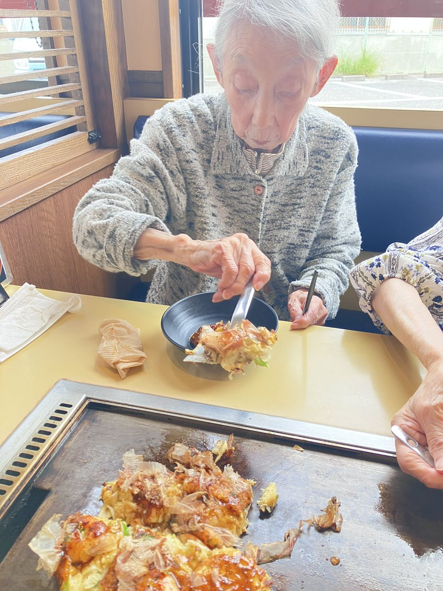 yoriai1's tweet photo. ☘️デイ忠岡☘️
外食イベントでお好み焼きを食べに行ってきましたー♪
大きなお好み焼き。全部食べれる？と思ったらあっという間に食べられました！ https://t.co/AUbYYNKwLv