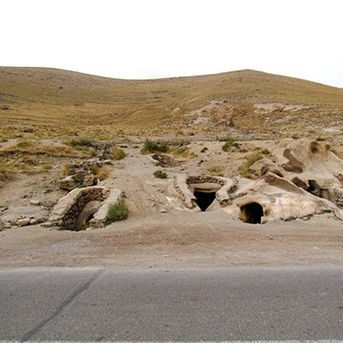 SaharSalkhi's tweet photo. نزدیک روستای شگفت‌انگیز کندوان، روستای شگفت دیگریست به نام «حیله‌ور» 
روستایی متروک با زاغه‌های کنده شده زیر خاک دامنه کوه سهند که فضاهای زندگی به تفکیک دارد
گفته می‌شود مردمان کندوان، کندن کوه و خانه‌سازی را از سکنهٔ حیله‌ور آموخته‌اند، روستایی که در اثر حمله مغول نابود شده است https://t.co/lwJlsMD8yx