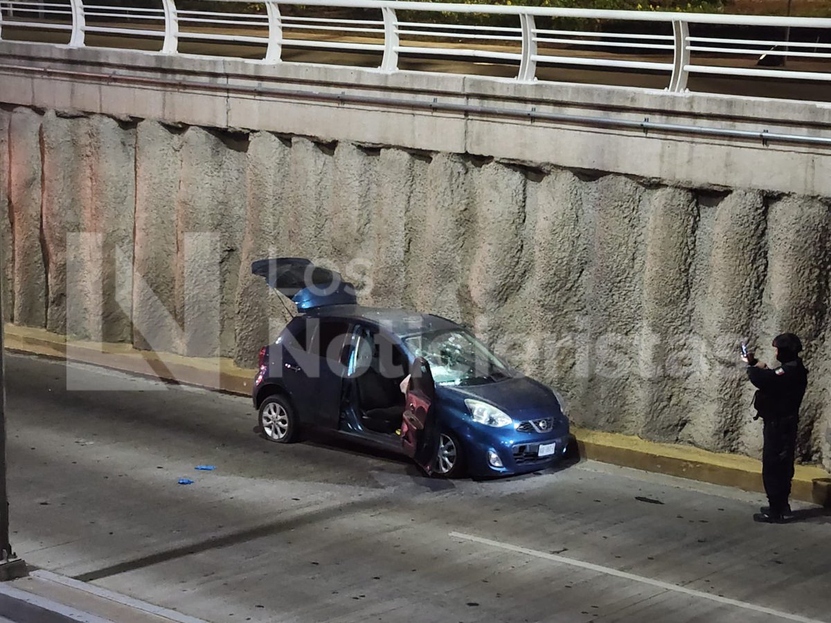 noticieristas's tweet photo. #ÚltimaHora🚨| Atentado a balazos en bulevar Pedro Infante y Rolando Arjona, en el túnel de Costco, en #Culiacán; hay dos hombres heridos en un March azul 🚙🚑 #LosNoticieristas https://t.co/klVmLbmiUD