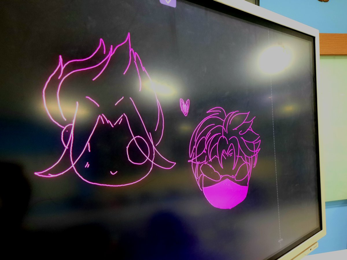hayangcherik's tweet photo. Drawing a yaoi on big screen #hatan https://t.co/kW1K05OGKv