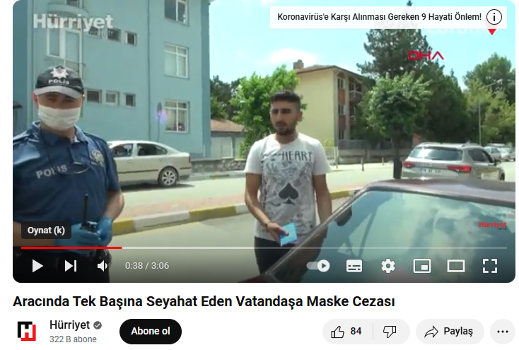 drahmetrasim's tweet photo. Melih Altınok:
Sağlık Bakanının yönetime el koymuş askerler gibi her gece ekranlarda olağanüstü hal koşullarını hatırlattığı, televizyonların, gazetelerin saat başı, mevsimsel gribe yakalanan hastaları gösteren korona tablolarını yayınladığı günlerdi.
İnsanın insana şüpheyle, korkuyla yaklaşmaya başladığı; cenazelerin cemaatsiz gömüldüğü, 1500 yıldır safları sıklaşsın diye uğraşılan camilerde namaz kılanların arasına şerit çekildiği; gece aynı yatakta uyuyan karı kocanın sabah trafikte durdurulup "neden otomobil içinde maske takmıyorsunuz" diye azarladığı bir cinnet dönemi...
Unutmayın, unutturmayın!