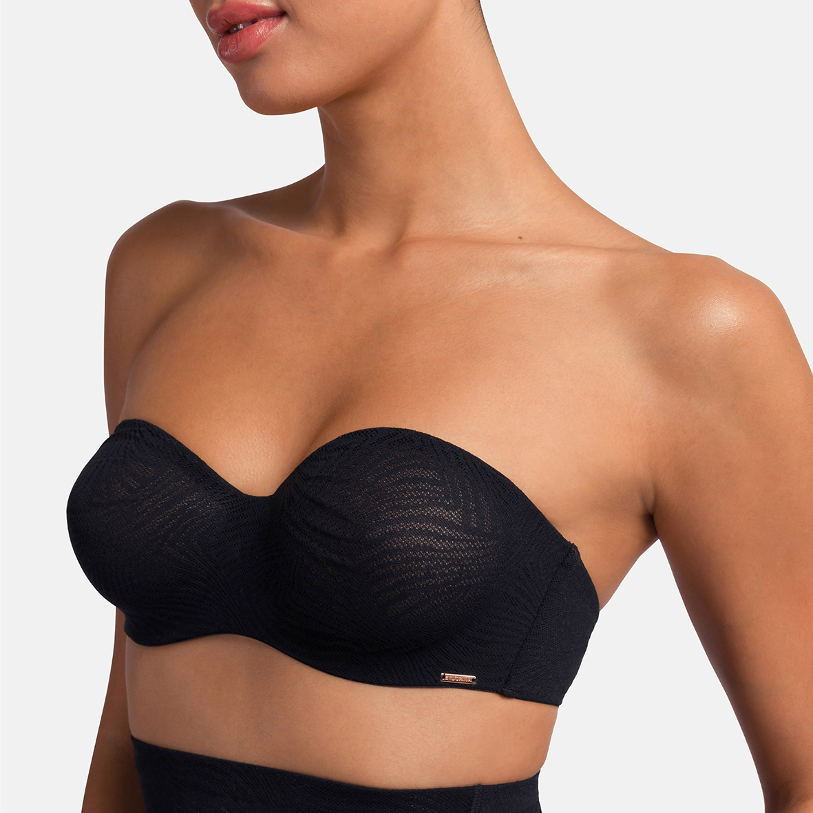 official_dorina's tweet image. Sleek sophistication in flattering jacquard mesh—introducing the MARBLE bandeau. Add edge to your wardrobe with this must-have new arrival, featuring multi-way straps that adapt to any look!⁠
#WithWire # NonPadded #RemovableStraps #JacquardMesh #Flattering #Black #DORINA⁠