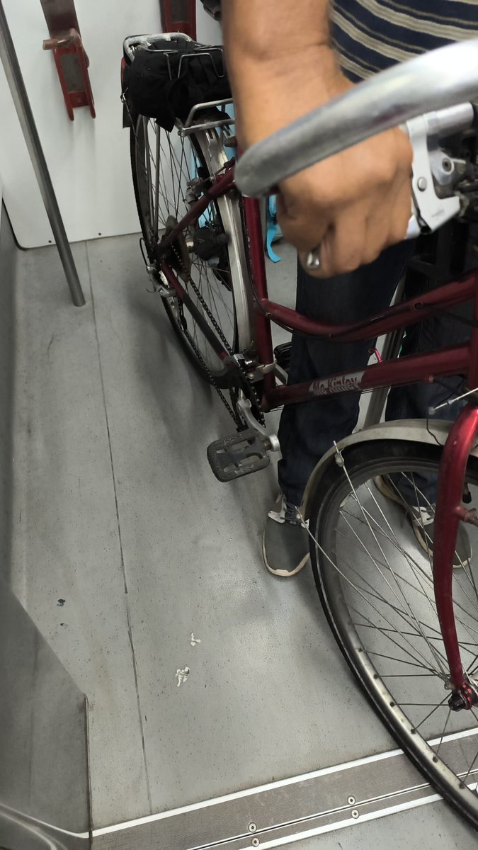 GabyFar86's tweet photo. Tren procedente de inca con salida a las 7:28 no se pueden llevar bicis y aún así las suben, no se puede hacer algo @TIB_Mallorca @MallorcaPP ??? Ya basta la lata de sardinas que es como para meter bicis.... https://t.co/3pjWNoyiC5