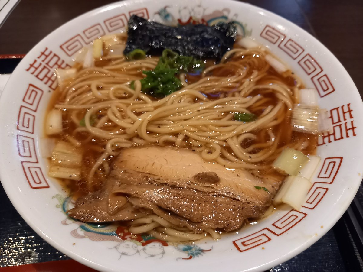 東京は☔
季節は一気に冬か⁉️
こんな寒いとラーメンですよ🍜

#ラーメン　#醤油が一番　#ファイブゼロ　#ご縁に感謝