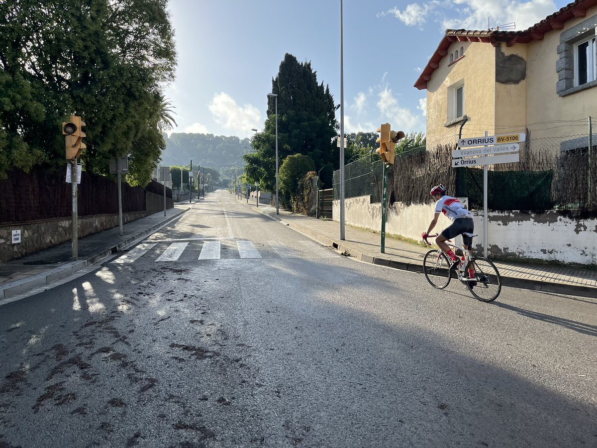 portsnbicicleta's tweet photo. 👌🏼 Un clàssic a la Serralada de Marina: 🚵🏼 Coll de Sant Bertomeu o d’Òrrius (392 m) #maresme 🏡 Des de la Roca del Vallès #vallesoriental 3,8 km al 7,3% (màx. 12%), 278 m desnivell; 🔗 https://t.co/Xq2WJinVLZ #portsenbicicleta #cicloturisme #orrius #colldesantbertomeu https://t.co/vsEIOHJPon