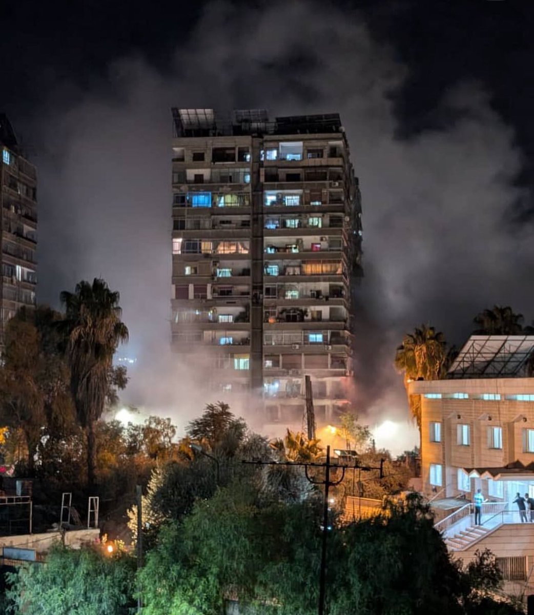 AliYahi99's tweet photo. In de Syrische hoofdstad Damascus zijn zeven mensen, waaronder vrouwen en kinderen, gedood door een Israëlische aanval op een woongebouw. https://t.co/dk1iZ6tsRU