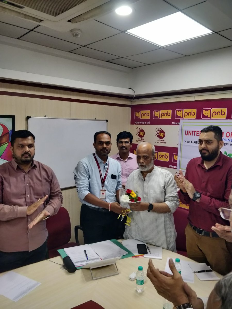 UFBUPUNE's tweet photo. UFBU leadrs Devidas Tuljapurkar &amp; Nilesh Pawar adresd UFBUPune, resolving 2 fight bck agnst d growing attacks on bank employees by politicians &amp;social workers.D meet outlined a strong action program:Demands Day,Dharna atAzad Maidan,Candle March &amp;mass meetings at dist HQs. https://t.co/9OR6o9txo4