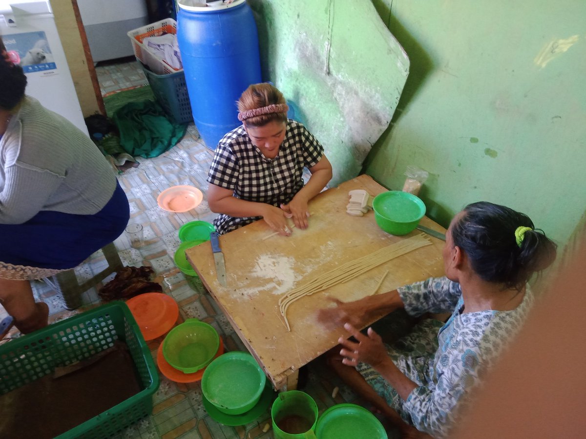 JuniadiHasdar's tweet photo. Senin, 9 September 2024, Hasdar Yuniadi, Luhkan Kab. PPU, Mengunjungi kegiatan Kelompok Pengolahan dan Pemasaran Ikan (POKLAHSAR) PESISIR Kelurahan Sungai Parit, Kec. Penajam,  membuat olahan Kerupuk 10 kg Amplang Ikan Bandeng has
#luhkanppu
#PenajamPaserUtara
#luhlapor https://t.co/rB59oNIUBD