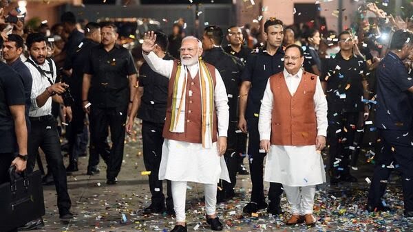 NewsAlgebraIND's tweet photo. Exactly 2 days before Haryana voting, PM Modi had released money of Kisan Samman Nidhi into bank accounts.

That evening, when I went to Panipuri stall, Panipuri wale bhaiya was very happy.

He was saying "Today Modi Ji gave us money. He is like a Messiah for us"

If Kisan Samman Nidhi can impact Haryana elections, just imagine the imagine the impact of Ladki Bahini Yojana in Maharashtra.