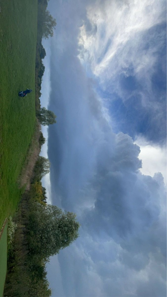 StormTrackUK_'s tweet photo. 🌧️⛈️Some great structure on yesterdays showers/thunderstorms! #thunderstorms #uk #severewx https://t.co/HGNCwz3juG