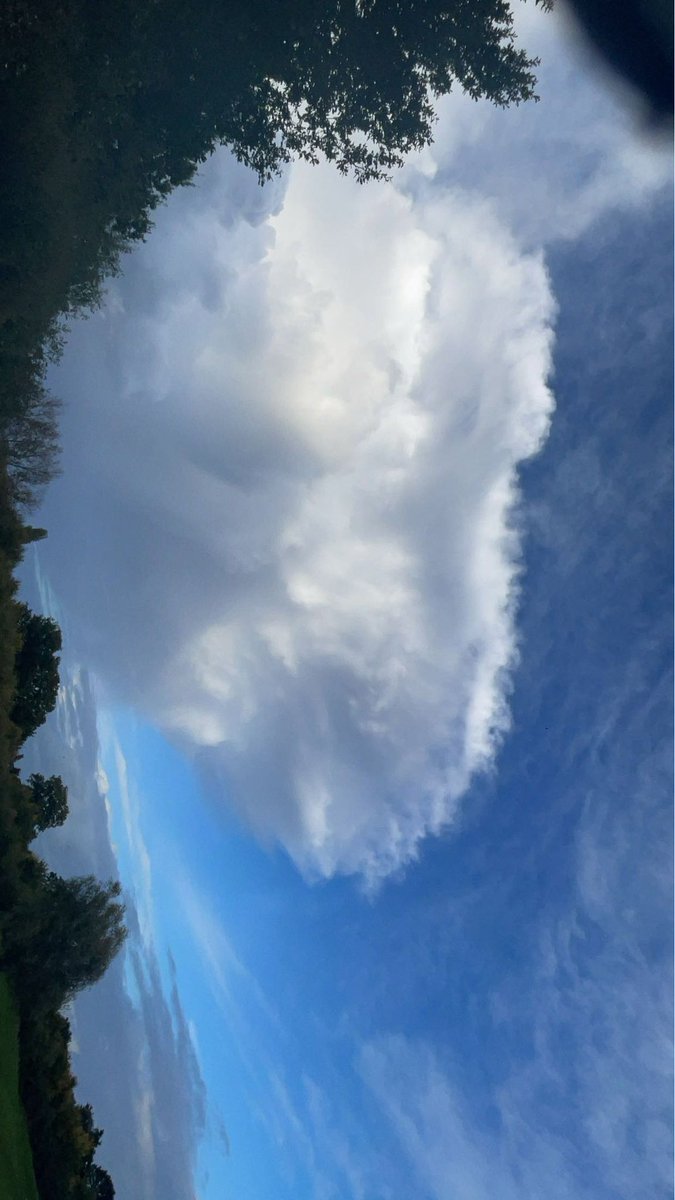 StormTrackUK_'s tweet photo. 🌧️⛈️Some great structure on yesterdays showers/thunderstorms! #thunderstorms #uk #severewx https://t.co/HGNCwz3juG