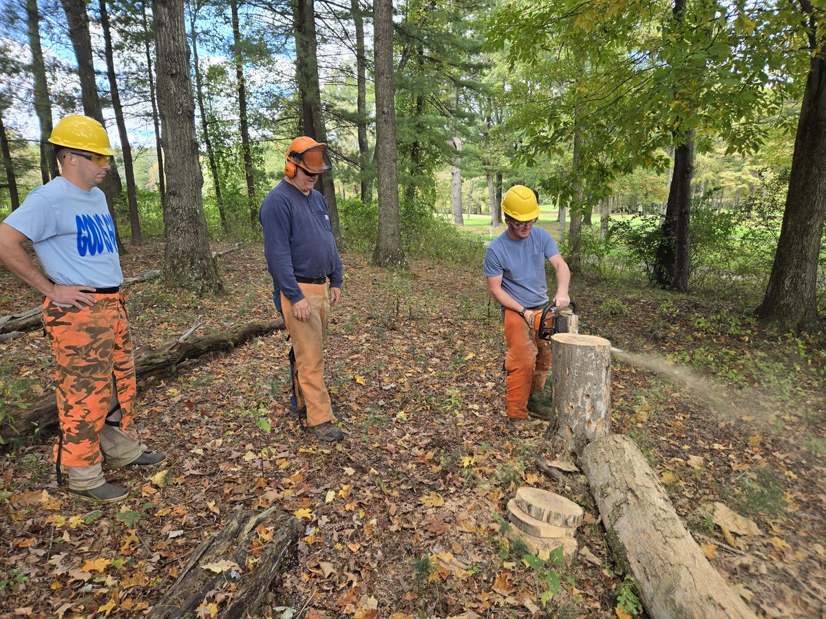 Turfgrass Seniors receiving top-notch chainsaw safety and operator training from Mike Powell, PSU Extension Specialist. Great day to do some learning and cutting! Timm-berrr!!!
#psuextension
#psuplantscience 
#psuturf 
#psuirrigation