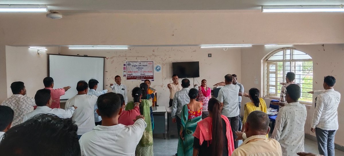 TDO_Vadnagar's tweet photo. " વિકાસ સપ્તાહ 2024 " ની ભવ્ય રીતે ઉજવણી અવસરે તાલુકા પંચાયત કચેરી વડનગર ખાતે તમામ અધિકારીશ્રીઓ તથા કર્મચારીશ્રીઓ દ્વારા " ભારત વિકાસ પ્રતિજ્ઞા " લેવામાં આવી.

@Pmo india
@CMOGuj
@GujPRHDept
@InfoGujarat
@CollectorMeh
@ddo_mehsana https://t.co/UbsiDX8gne