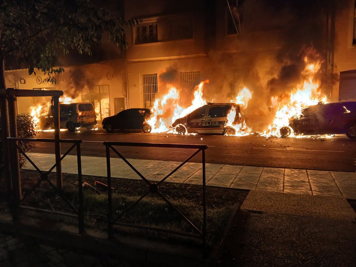 RudyManna2's tweet image. Alerte Info: 
4 VL de police incendiés cette nuit devant le commissariat de Cavaillon en représailles à plusieurs opérations Place Nette.
La France 2024
La France qui brûle
La France sans autorité
La France sans sanction  
Soutien aux collègues de Cavaillon
@alliancepolice