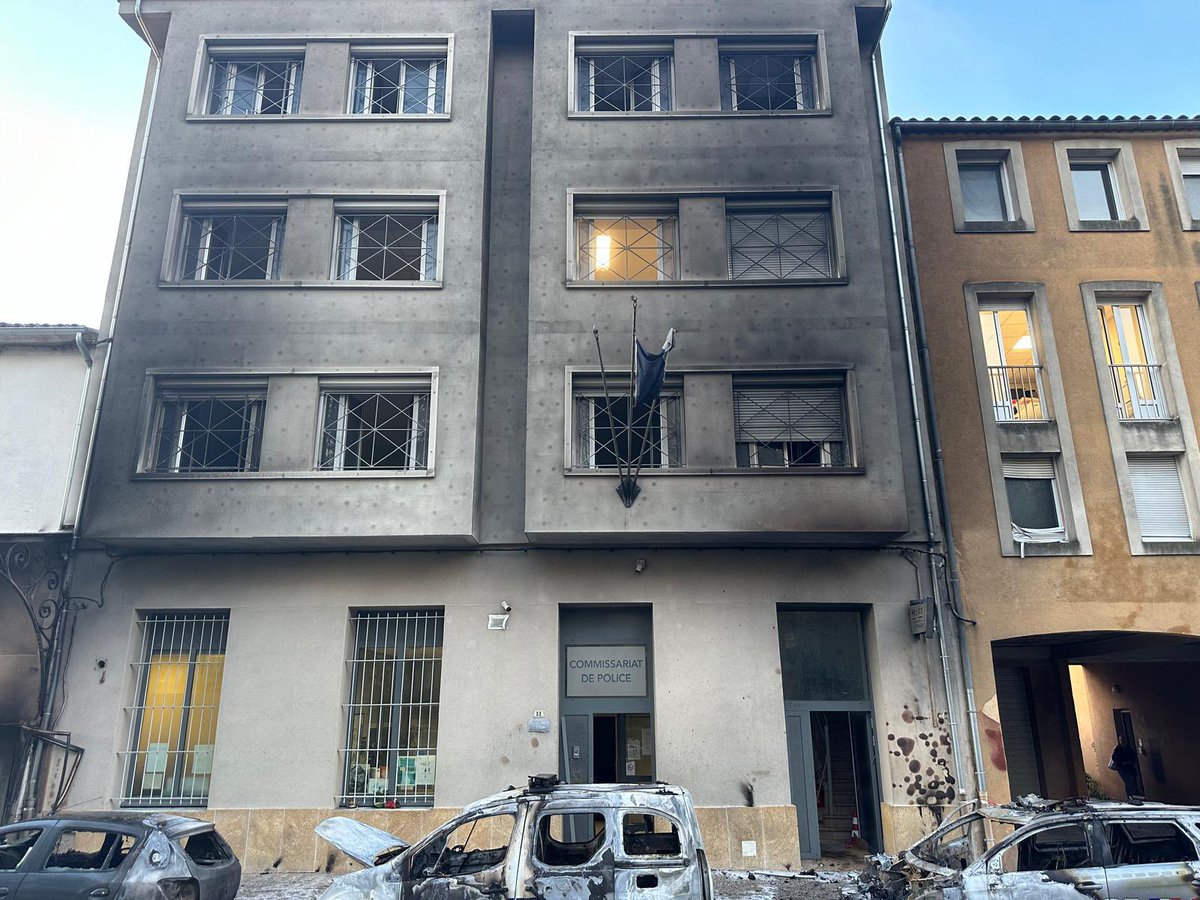 RudyManna2's tweet image. Alerte Info: 
4 VL de police incendiés cette nuit devant le commissariat de Cavaillon en représailles à plusieurs opérations Place Nette.
La France 2024
La France qui brûle
La France sans autorité
La France sans sanction  
Soutien aux collègues de Cavaillon
@alliancepolice