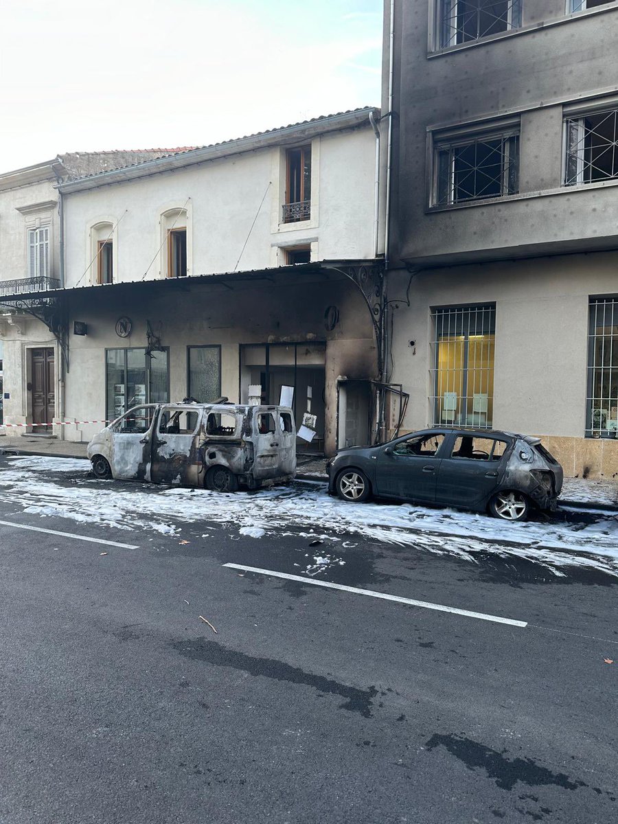 RudyManna2's tweet image. Alerte Info: 
4 VL de police incendiés cette nuit devant le commissariat de Cavaillon en représailles à plusieurs opérations Place Nette.
La France 2024
La France qui brûle
La France sans autorité
La France sans sanction  
Soutien aux collègues de Cavaillon
@alliancepolice