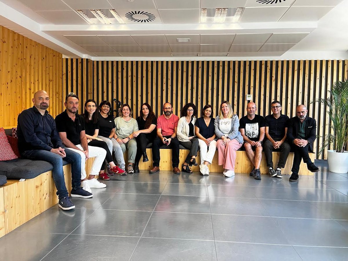 Creixen Goar Viladecans (@creixengoar) on Twitter photo ✨️Els equips d'innovació i les direccions de <a href="/creixencoop/">Creixen Educació</a>, han visitat els espais de <a href="/suaracoop/">Suara Cooperativa</a> per conèixer les possibilitats d'implementar espais de realitat immersiva a les escoles.
#RealitatImmersiva
#Innovació
#Tecnologia ✨️Els equips d'innovació i les direccions de <a href="/creixencoop/">Creixen Educació</a>, han visitat els espais de <a href="/suaracoop/">Suara Cooperativa</a> per conèixer les possibilitats d'implementar espais de realitat immersiva a les escoles.
#RealitatImmersiva
#Innovació
#Tecnologia