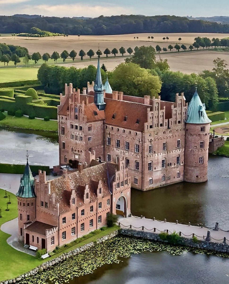 Egeskov Castle, Funen, Denmark
📸: Valther Troelsen
#denmark🇩🇰#egeskov #egeskovcastle #schloss #castle #castles #castlephotography #castello #naturephotography #architecturephotography   #traveling #travelphotography