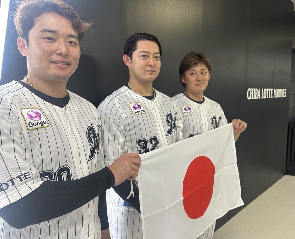 chibalotte_pr's tweet photo. 侍ジャパンに選ばれた #横山陸人 投手、#佐藤都志也 選手、#鈴木昭汰 投手の3選手。マリーンズを代表してJAPANのユニホームに袖を通します。
#chibalotte #広報 https://t.co/Oi1MCPaLGX