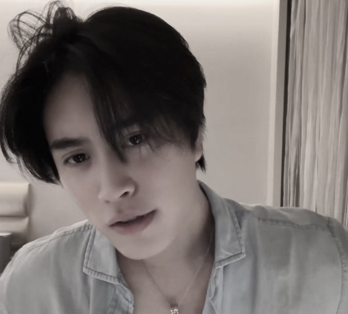 geminifourth; short au

"fwb"

gala awalnya meyakini bahwa hubungan dia dengan feenan hanya salah satu bentuk pelampiasan akibat patah hatinya karena si crush jadian, tapi siapa sangka dia berakhir belok pada primadona hukum satu itu.