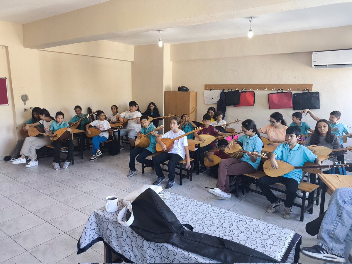 Elvanlioo's tweet photo. Bağlama kursumuz tüm yoğunluğuyla devam ediy🎼🎶🎵 https://t.co/FI5zSR3fN6