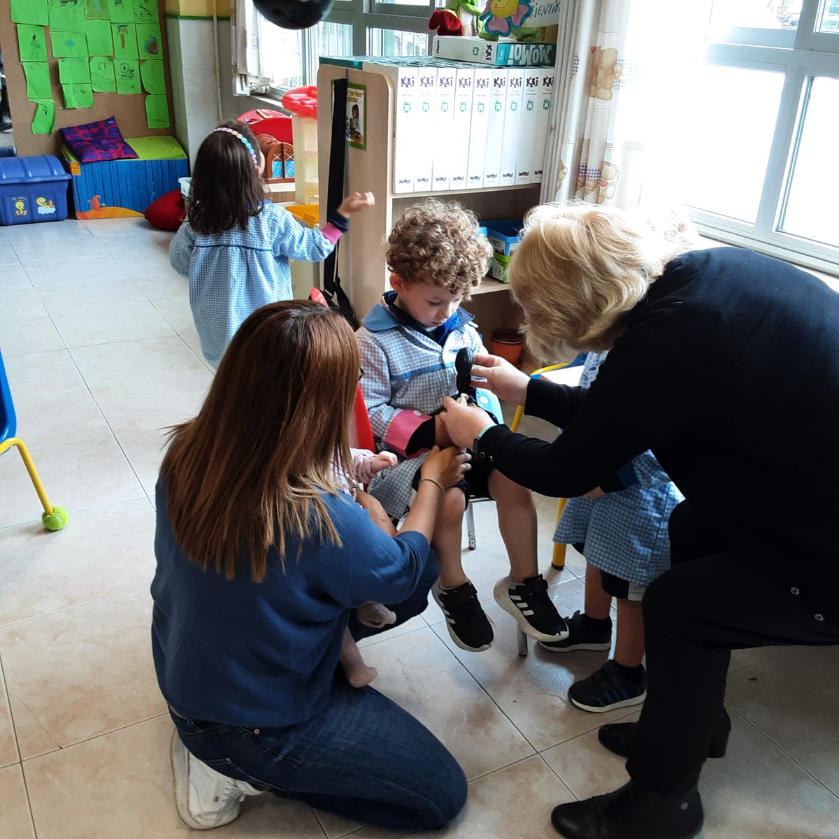ausevamaristas's tweet photo. Octubre huele a Halloween y, en la clase verde, han recibido una visita muy especial. Carol, abuela de Ashley, compartió una tarde de cuento, juegos y otras sorpresas con el grupo. #MaristasCuentaConmigo #SomosMaristas https://t.co/uACrqwWc0W
