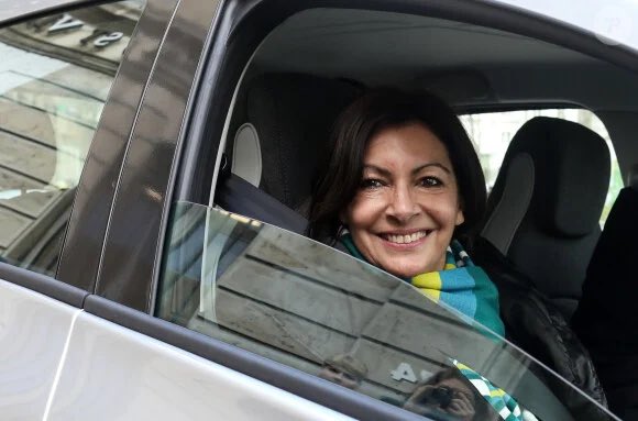Jeanne_Lepic's tweet image. #annehidalgo précipite son #saccageParis et interdit désormais aux voitures d’emprunter le #pont du #Carrousel à #Paris . Pourquoi ? Pour ↗️les embouteillages à #Paris&amp;amp; la #pollution ? Facile quand on a une bagnole à chauffeur comme elle et qu’on prend les couloirs de bus 👎🏼👎🏼👎🏼