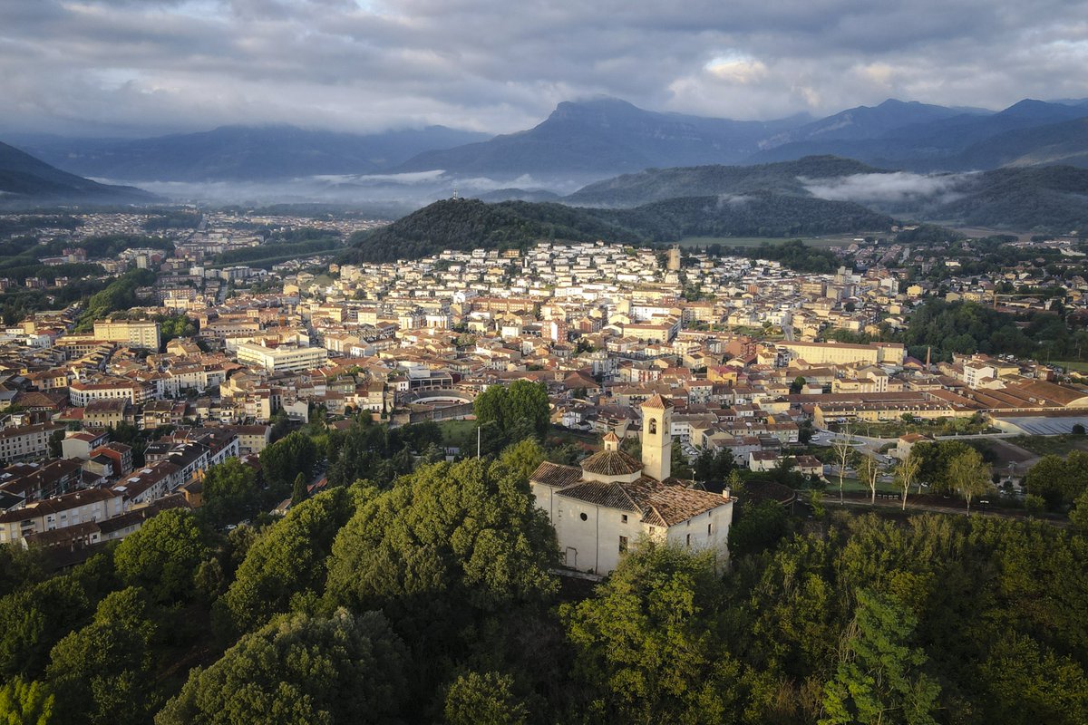 ⛰️✨ Quina imatge més espectacular! Tota la ciutat d'Olot, als peus del volcà del Montsacopa —per als amics, el volcà de Sant Francesc.

📷 És obra de @rubenramsc i la trobaràs a la secció #RaconsdelaGarrotxa de #LaComarcadOlot, juntament amb una reflexió de @sergiplana.