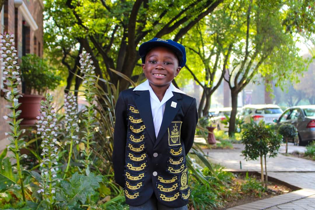 honeyb_96's tweet photo. This little guy is in Grade 2 and LOOK AT HIS BLAZER!! 😍😍👏👏 https://t.co/3kQK2ZKcEL