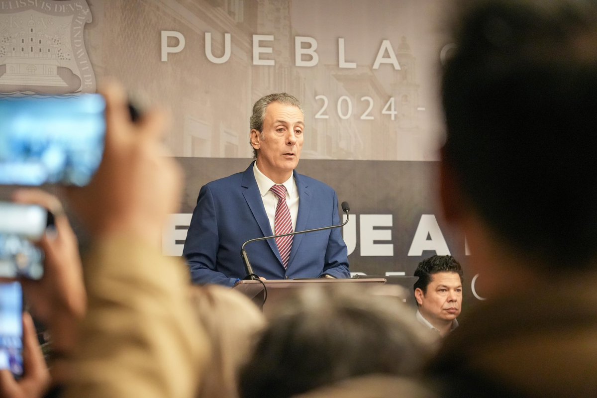 CelulaPuebla's tweet photo. 🔴 #Enterate || #Puebla
‼️"Estoy recibiendo una administración en Ceros"‼️

Enojado (y con justa razón) @pepechedrauimx dió a conoce la mañana de hoy en su conferencia de prensa, que recibirá una ciudad con 0 seguridad, 0 información y con muchos baches. https://t.co/Psie629OG6