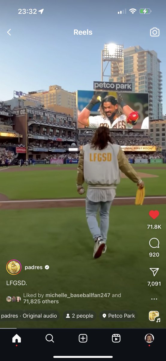 teemcee's tweet photo. I neeeeeeeed this jacket right meow. #LFGSD #ForTheFaithful #FightForTheFaithful #LetsGoPadres #WinForPeter #CompeteForPete #WinForTony #Padres #PadresTwitter #Postseason https://t.co/g69EkvhrWn