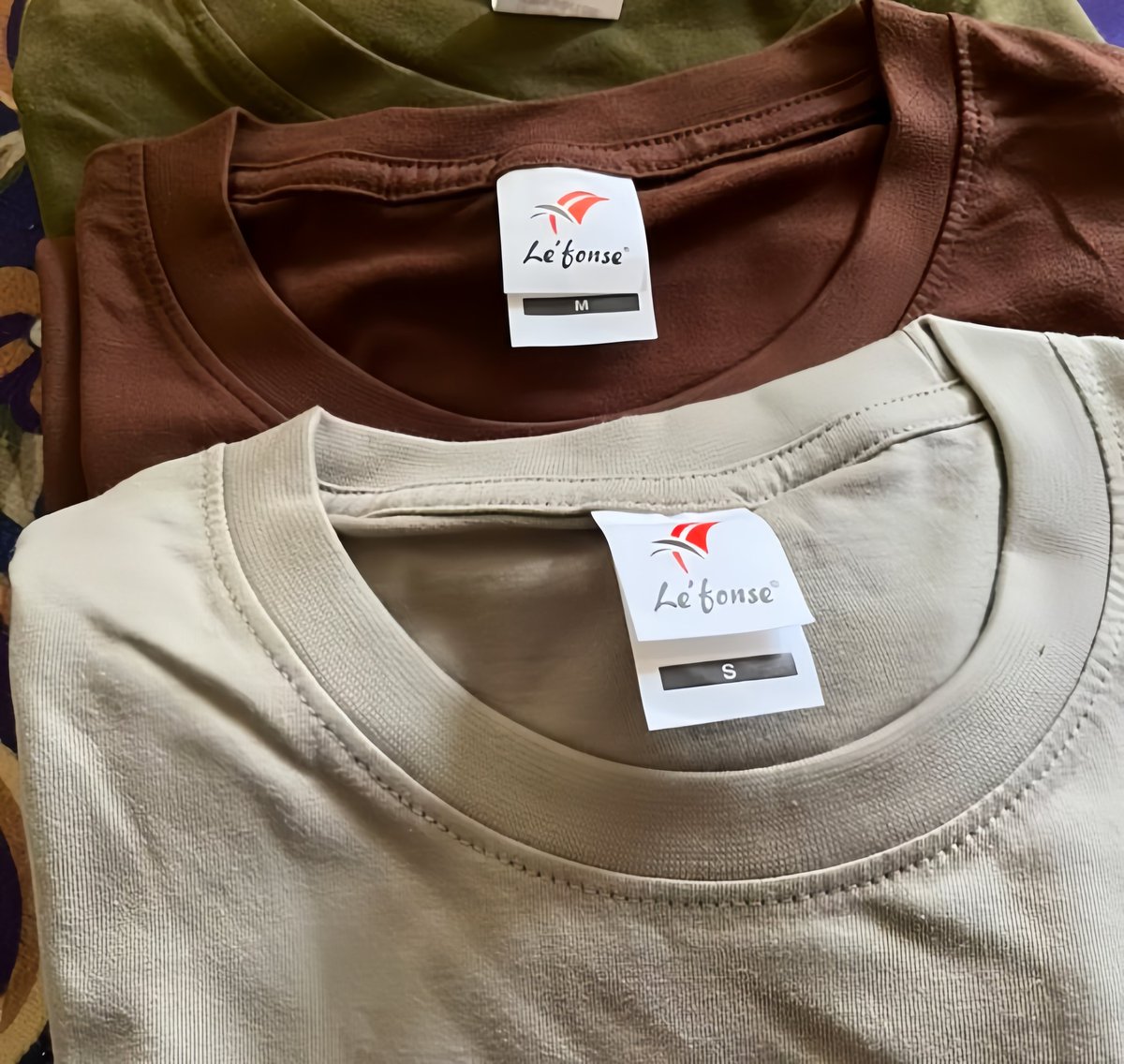 Tshirt plain ni quite similar to Uniq**. Tapi harga dia mak aihhh murah gila. 

Taksampai Rm10 pun wehh. Patutlahh nak dekat 200k sold ! 
Sebab material pun helokkkk