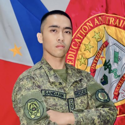kimsandaan's tweet photo. ‘Two roads diverged in a wood and I- I took the less traveled by and that has made all the difference’ 
#militarydoctor https://t.co/WxqEeUzdOI