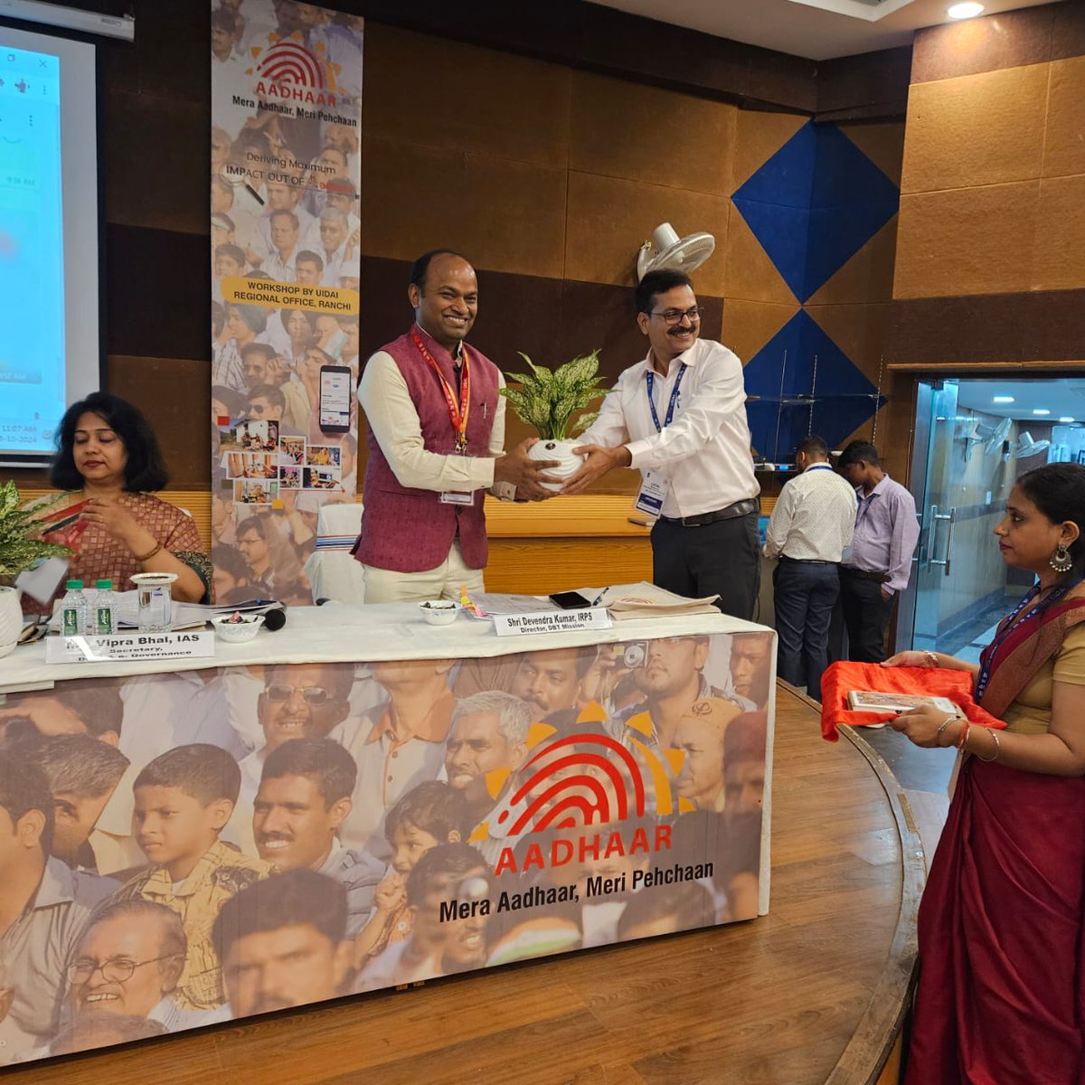 devIRPS's tweet image. Addressing the state official across departments about &quot;DBT Eco-system, best practices by different states and Ministries&quot;. Also highlighted about, how to use Aadhaar in all the welfare schemes to ensure easy of living for masses.  #ranchi #DBT #DevIRPS #devendrakumarIRPS