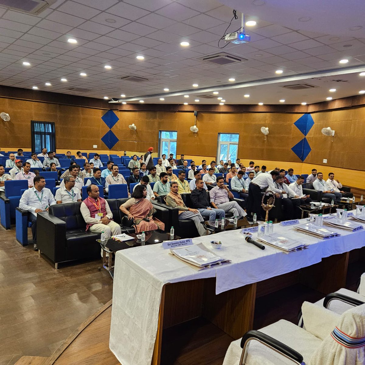 devIRPS's tweet image. Addressing the state official across departments about &quot;DBT Eco-system, best practices by different states and Ministries&quot;. Also highlighted about, how to use Aadhaar in all the welfare schemes to ensure easy of living for masses.  #ranchi #DBT #DevIRPS #devendrakumarIRPS