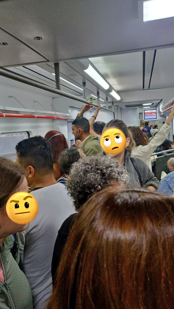 gemmamb13's tweet photo. I seguim: el tren de les 8:21 ha decidit no passar, i així anem, com cada matí, tots amuntegats dins del següent comboi. @rodalies #rodaliesrenfe https://t.co/PZjSM7ftQc