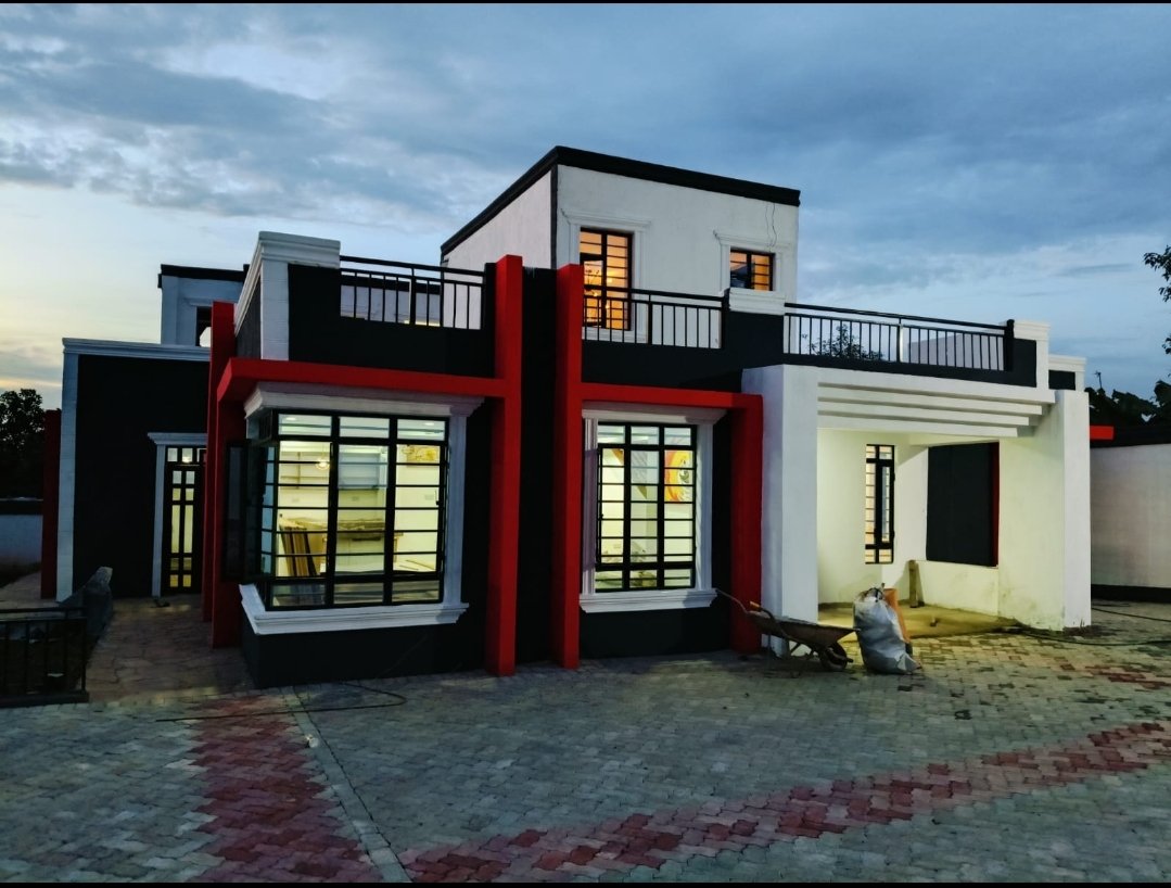 sagwe's tweet photo. For Sale:4 Bedroom All Ensuite Flat Roof Mansion in Kisii

🧱 Secure compound with high perimeter wall
🚗 Ample parking for 6 cars
💧 Borehole &amp; GWASCO water
🌿 Manicured lawn
🌳 Serene environment
📏 100/100 plot

Price: 13.5M
For more info call/Text/Inbox/Whatsapp: 0722245676 https://t.co/y39ip9nJ1j