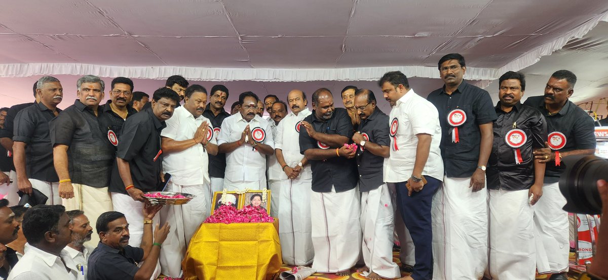 AIADMKITWINGOFL's tweet photo. மாண்புமிகு கழகப் பொதுச்செயலாளர் புரட்சித்தமிழர் @EPSTamilNadu அவர்கள் ஆணைக்கிணங்க, பொய் வாக்குறுதிகளால் மக்களை ஏமாற்றி ஆட்சிக்கு வந்த விடியா திமுக அரசை கண்டித்து, பல்வேறு அம்சக் கோரிக்கைகளை வலியுறுத்தி,

கழக புரட்சித்தலைவி அம்மா பேரவை சார்பில் மதுரையில் மாபெரும் உண்ணாவிரதப் போராட்டம் எழுச்சியுற நடைபெற்று வருகிறது.

#களத்தில்_அஇஅதிமுக