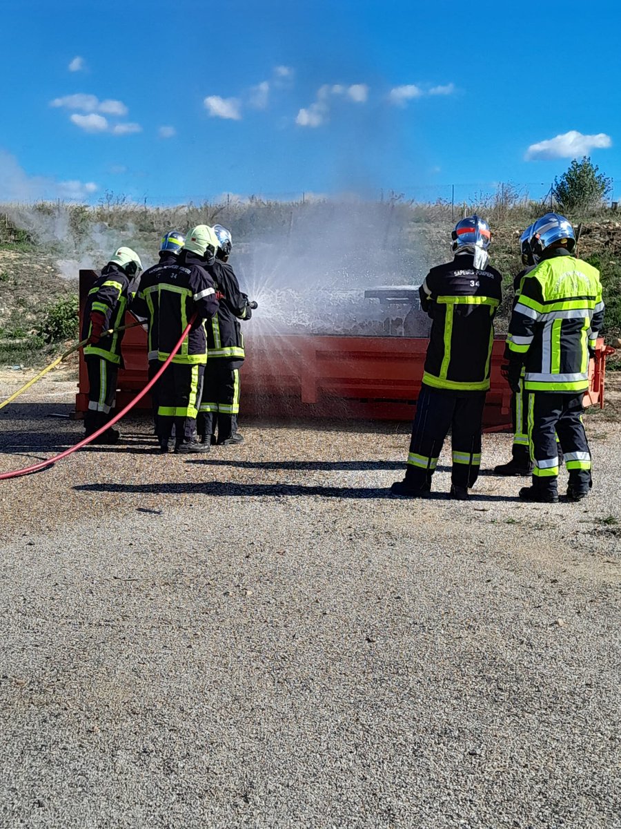 PompiersHerault's tweet image. #Apprendre|| Le #PPESU du SDIS de l’#Hérault accueille 6 élèves officiers de la FILT 112 de l’@ENSOP dans le cadre de leurs module [compréhension de l’emploi de chef d’agrès tout engins] Ils sont accompagnés par des formateurs du #SDIS34 dans le développement de leurs compétences